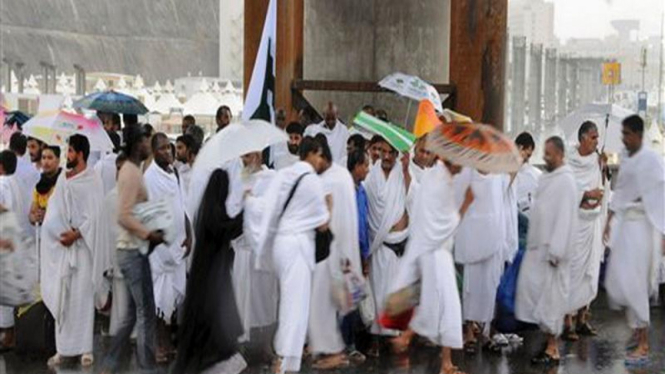 Jemaah haji tengah menunaikan ritual.