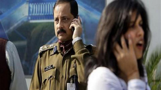 Para pengguna telepon seluler di New Delhi, India