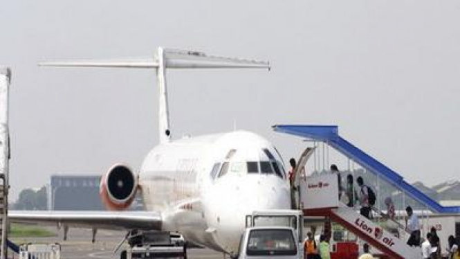 Penumpang di Bandara Juanda.
