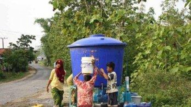 Warga Desa Gunung Eleh, mengambil air suplai PDAM