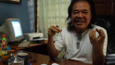 Arswendo Atmowiloto.