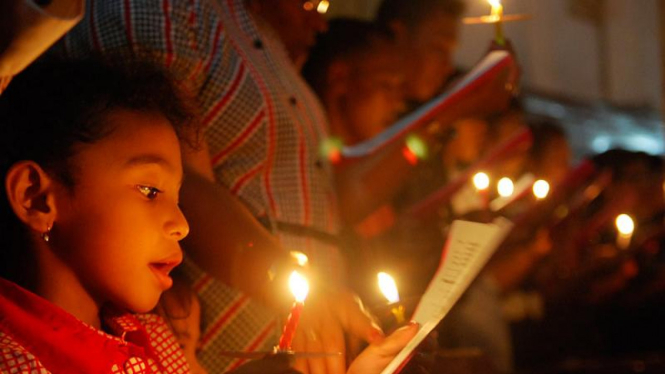 Jemaat mengikuti misa pada malam Natal 2016.
