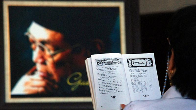 Ilustrasi Umat Khonghucu Berdoa Untuk Gus Dur