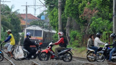Perlintasan kereta api ilegal.