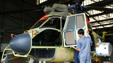 Teknisi PT Dirgantara Indonesia merakit Helikopter Super Puma NAS 332