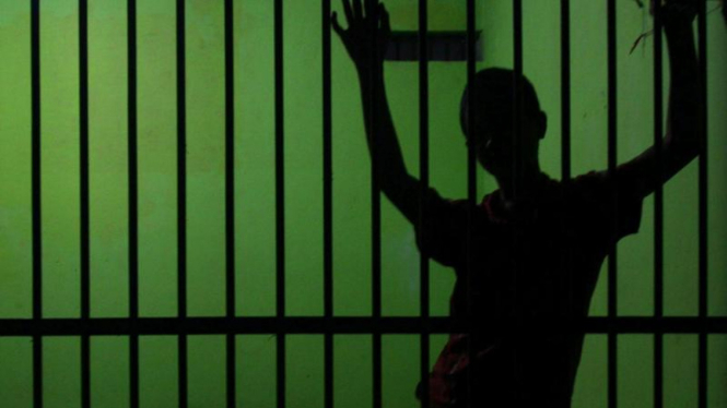 Seorang penghuni sel berdiri di salah satu blok ruang sel Lembaga Pemasyarakatan (Lapas)
