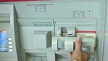 Skimmer, salah satu cara yang digunakan hacker untuk membobol ATM.
