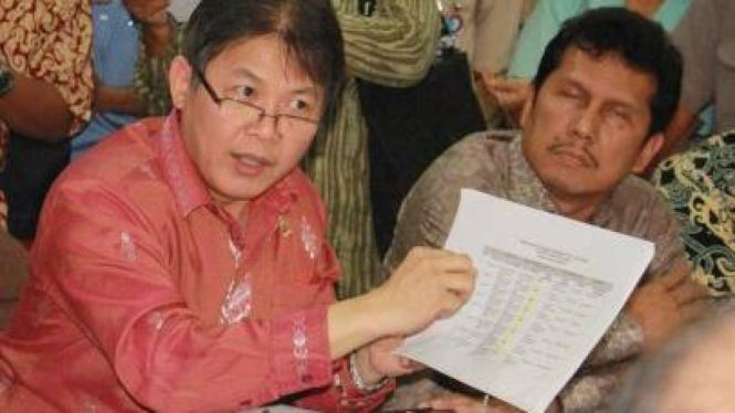 Ketua Dewan Pimpinan Pusat Partai PDIP, Hendrawan Supratikno (kiri).