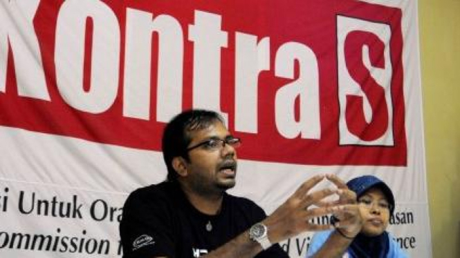 Aktivis Kontras Haris Azhar (kiri) dan Sri Suparyati