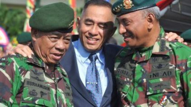 Ryamizard Ryacudu diapit George Toisuta & Burhanudin Amin