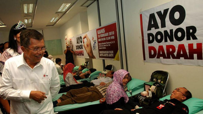 Jusuf Kalla, saat itu ketua Palang Merah Indonesia (PMI).