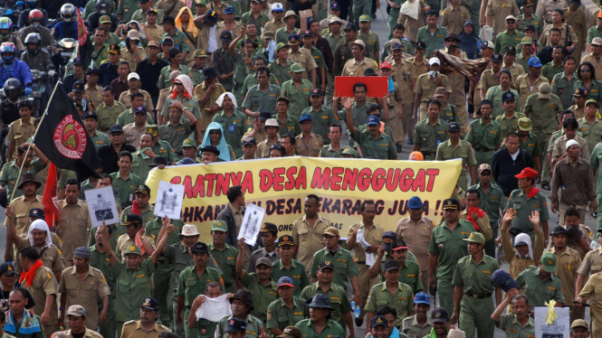 Demo kepala desa, lurah, di depan gedung DPR.