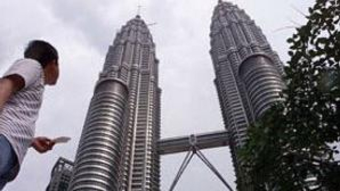 Menara Petronas Malaysia, salah satu ikon Malaysia yang menjadi kunjungan favorit turis.