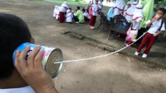 Telepon kaleng, mengajarkan ilmu pengetahuan kepada anak.