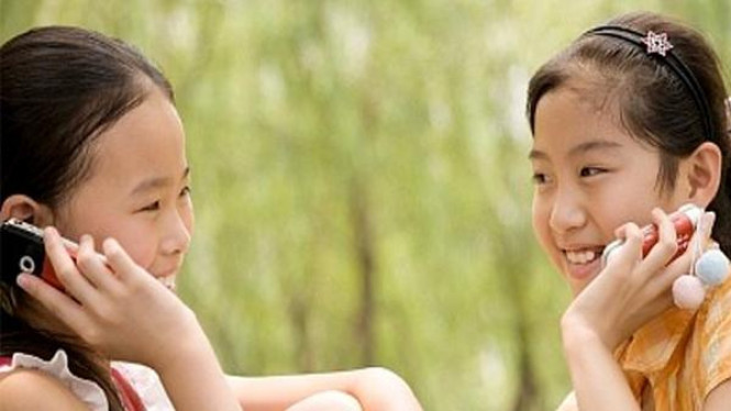 Anak berkomunikasi dengan ponsel
