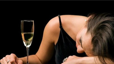 Wanita mabuk akibat terlalu banyak minum alkohol