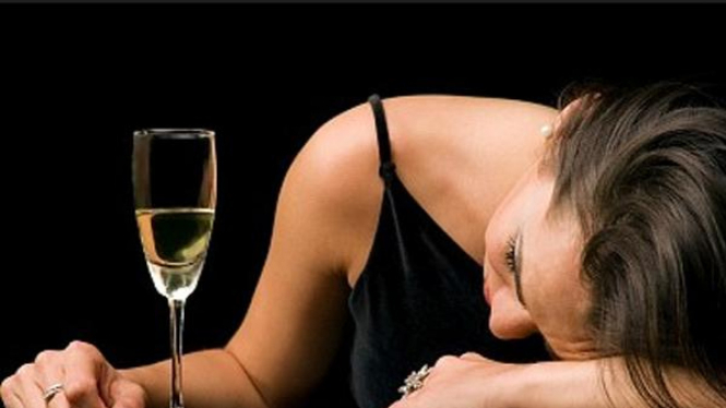 Wanita mabuk akibat terlalu banyak minum alkohol