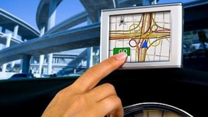 Wanita Membaca GPS