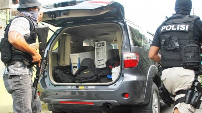 Detasemen Khusus 88 (Densus) antiteror Polri saat mengamankan sejumlah barang bukti milik terduga teroris di Solo beberapa waktu lalu.