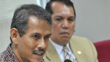 Anggito Abimanyu (Kiri)