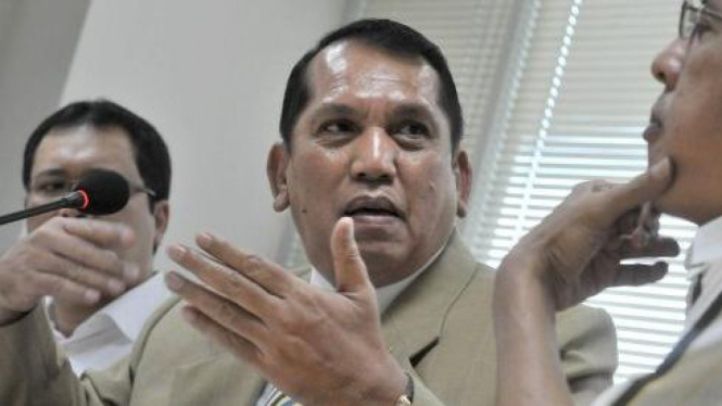 Mantan Ketua Komisi II DPR, Chairuman Harahap (tengah). 
