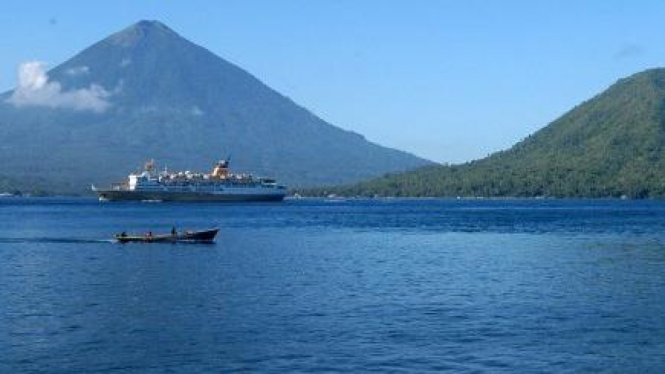 Kapal lintasi pulau Maitara dan Gunung Kiematubu Tidore, Maluku Utara