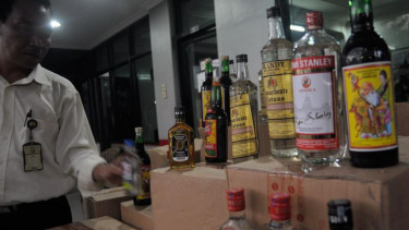 Polisi menyita minuman keras ilegal beberapa waktu lalu.