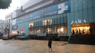 Beberapa tempat perbelanjaan di pusat kota Singapura terendam banjir. 