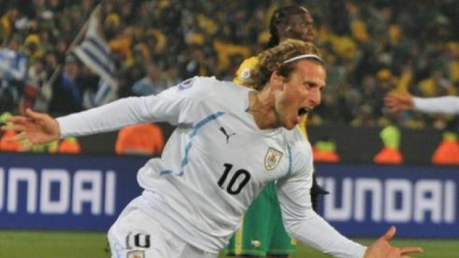 Diego Forlan usai cetak gol ke gawang Afrika Selatan
