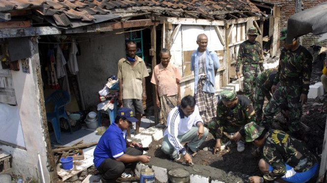 Program perbaikan rumah warga miskin.