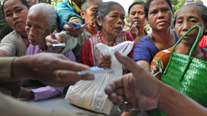 Warga miskin berebut mendapatkan paket sembako murah.
