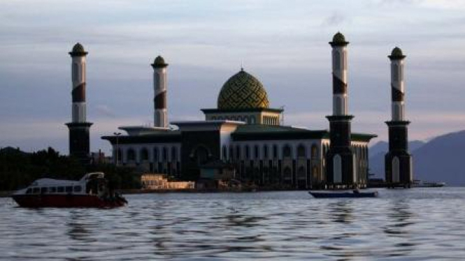 Masjid Raya Al Munawwar yang di pantai Tapak 2, Ternate