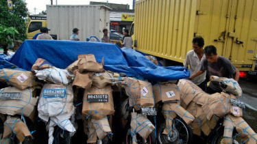 Pengiriman motor menggunakan jalur kereta api.