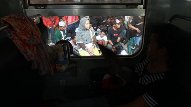 Pemudik yang menggunakan jasa kereta api