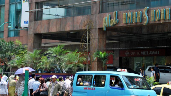 Pengunjung Menyebrang di Depan Mall Ambasador