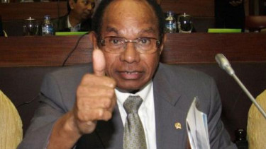 Mantan Menteri Perhubungan Freddy Numberi 