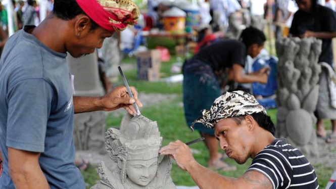 Memahat Patung Batu Padas