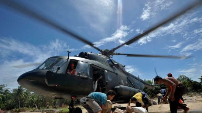 Ilustrasi/Helikopter Mi-17 milik TNI AD bawa bantuan korban tsunami Mentawai