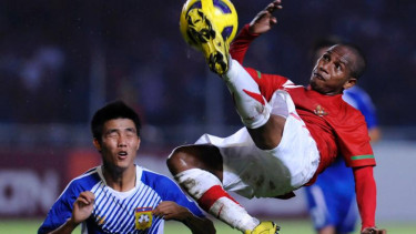 Pemain timnas Indonesia Oktovianus Maniani (kanan).