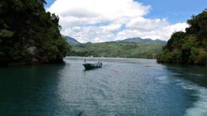Perahu wisata di antara gugusan pulau-pulau Lembeh, Bitung, Sulawesi Utara