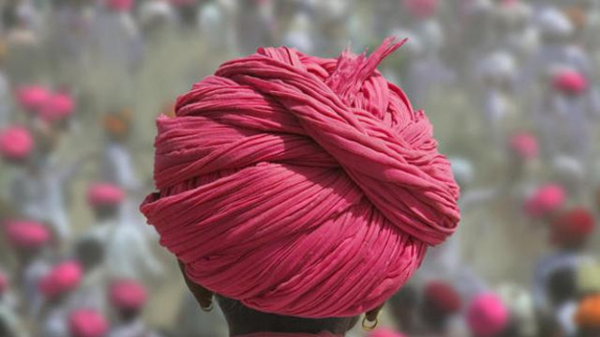 Seorang lelaki mengenakan surban di Kithalai Fair, Narlai, India.