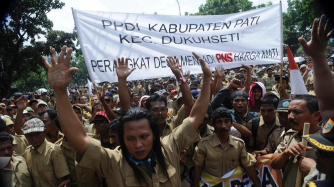 Aksi ribuan perangkat desa di depan kantor Kemdagri, Jakarta