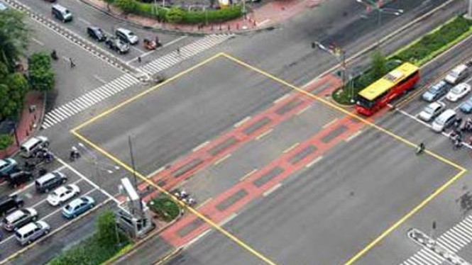 Yellow box junction di perempatan lampu merah