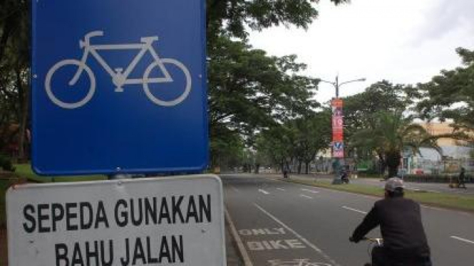 Pesepeda melintasi jalur khusus di Karawaci, Tangerang, Banten