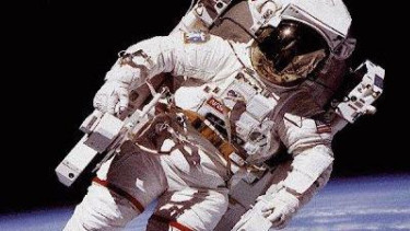Astronot di luar angkasa