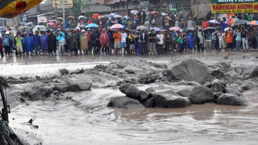 Banjir lahar dingin menyebabkan jalan Yogyakarta-Magelang putus