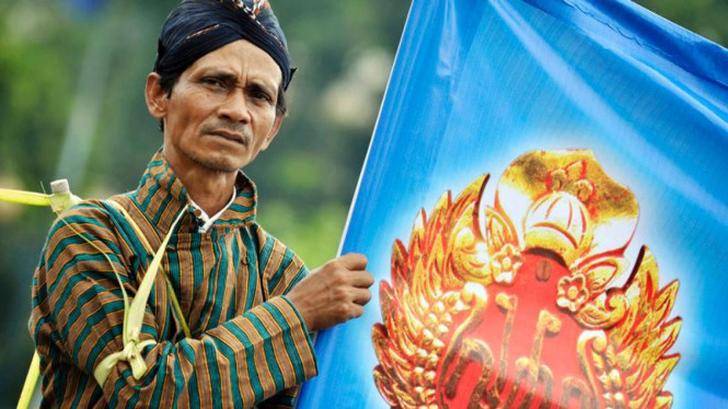 Seorang warga menampikan logo Kesultanan Yogyakarta beberapa waktu lalu.