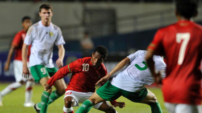 Oktovianus Maniani berebut bola dengan pemain Turkmenistan