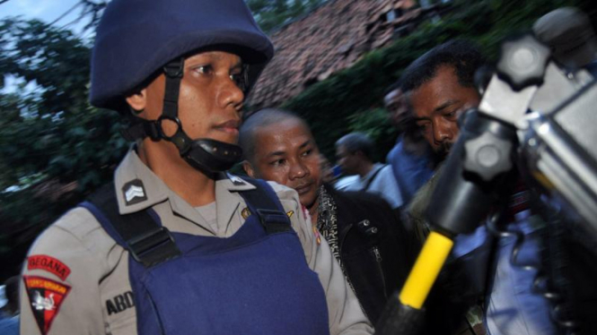 Tim Gegana memeriksa lokasi kejadian bom Utan Kayu