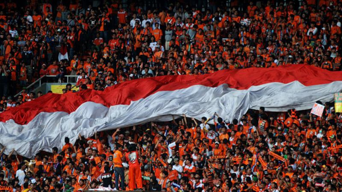 Suporter Persija, The JakMania, di SUGBK, Jakarta.